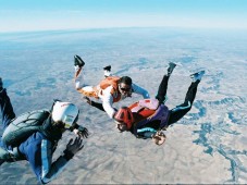 Tandem Skydive altijd al willen doen? Geniet van de vrije val en spanning om uit het vliegtuig te springen met Golden Moments!