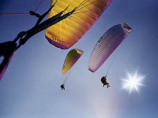 Paraglading Tandemvlucht, geniet van de vrijheid met GoldenMoments. Bestel snel uw cadeaubon!