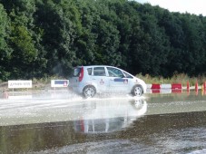 België : Dagcursus slippen nu al mogelijk vanaf € 139,99 per persoon. Schrijf u nu in en ga veilig de weg op!