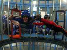 Indoor skydive voor 2 personen met aansluitend een maaltijd. Durft u de uitdaging aan?