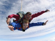 Tandem Skydive maken vanaf Texel? Kies een Tandem Skydive c adeaubon van Golden Moments!