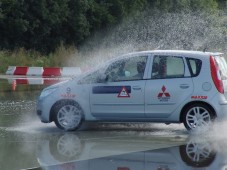 Antislip dagcursus volgen is nog nooit zo leuk en leerzaam geweest. Verbeter uw rijvaardigheid met Golden Moments!