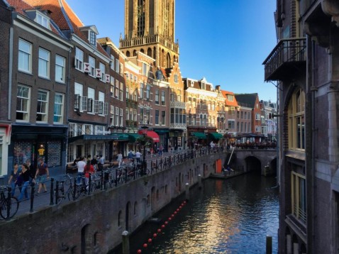 Utrechtse Stadsverkenning: Bruggen, grachten, en kunst