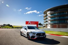 Conduzir um Mercedes AMG CLA45 2 voltas + 1 volta em co-piloto