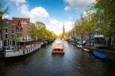 Amsterdam walking tour with Dutch snacks