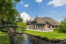 Small-group day tour to Giethoorn