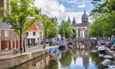Amsterdam walking tour with Dutch snacks